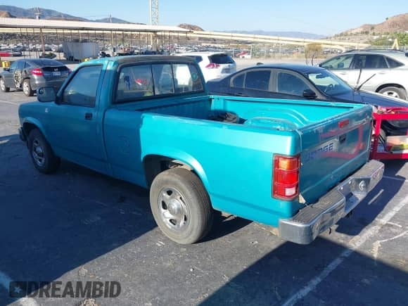1996 Dodge Dakota SLT z VIN 1B7FL26X8TW706412, wystawiony jako IAAI lot #43067179 z przebiegiem 240 970 mil mil oraz . Historia ofert i sprzedaży dostępna na DreamBid. Obrazek 3.