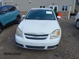 2005 Chevrolet Cobalt LS z VIN 1G1AL12FX57591190, wystawiony jako IAAI lot #43310471 z przebiegiem 121 260 mil mil oraz . Historia ofert i sprzedaży dostępna na DreamBid. Obrazek 6.