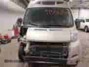 2017 Ram ProMaster Cargo z VIN 3C6URVJG2HE533929, wystawiony jako IAAI lot #41336845 z przebiegiem 17 152 mil mil oraz . Historia ofert i sprzedaży dostępna na DreamBid. Obrazek 12.