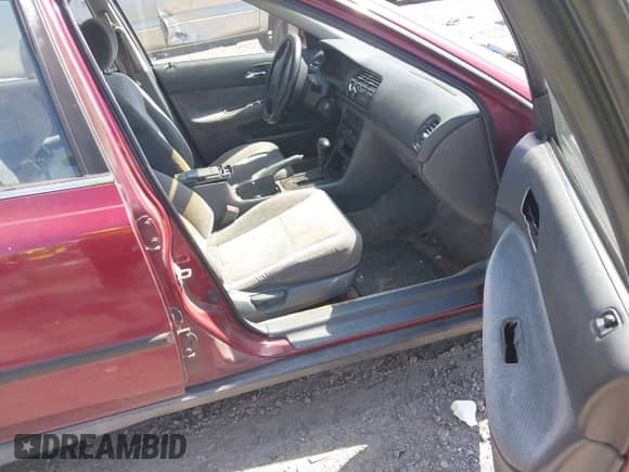 1996 Honda Accord LX z VIN 1HGCD5633TA077784, wystawiony jako IAAI lot #43302358 z przebiegiem 235 003 mil mil oraz . Historia ofert i sprzedaży dostępna na DreamBid. Obrazek 5.