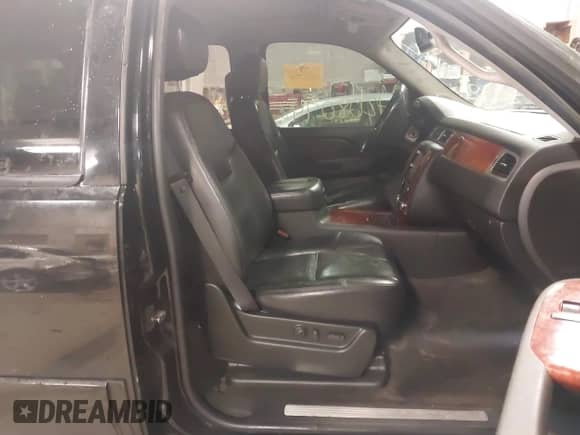 2008 Chevrolet Suburban 3LT z VIN 1GNFK16388J153783, wystawiony jako IAAI lot #42080742 z przebiegiem 301 158 mil mil oraz . Historia ofert i sprzedaży dostępna na DreamBid. Obrazek 5.