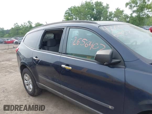 2010 Chevrolet Traverse LS z VIN 1GNLVEED1AS104551, wystawiony jako IAAI lot #42656402 z przebiegiem 196 118 mil mil oraz . Historia ofert i sprzedaży dostępna na DreamBid. Obrazek 13.