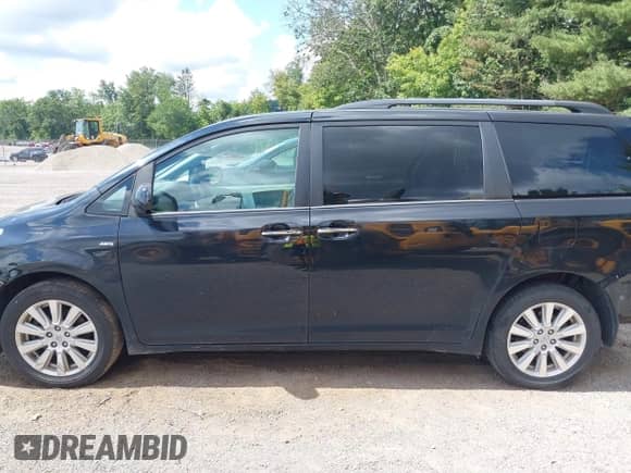 2017 Toyota Sienna XLE with VIN 5TDDZ3DC8HS182813, listed as a IAAI auction lot 43013976 with 124,184 mi miles and . Bid and sale history available at DreamBid. Image 15.