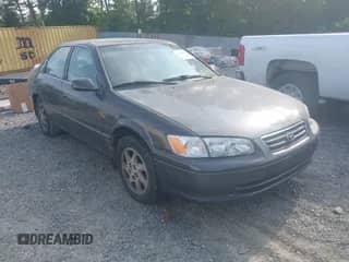 2000 Toyota Camry CE z VIN JT2BG28K3Y0513835, wystawiony jako IAAI lot #42309937 z przebiegiem 132 572 mil mil oraz . Historia ofert i sprzedaży dostępna na DreamBid. Obrazek 1.