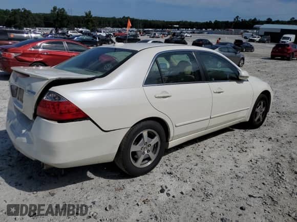 2007 Honda Accord with VIN JHMCN36497C000807, listed as a Copart auction lot 70427545 with 197,439 mi miles and Salvage title. Bid and sale history available at DreamBid. Image 3.