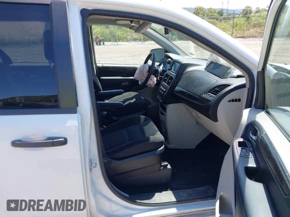 2019 Dodge Grand Caravan SE with VIN 2C4RDGBG6KR530545, listed as a IAAI auction lot 43010586 with 25,219 mi miles and . Bid and sale history available at DreamBid. Image 5.