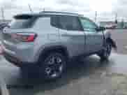 2018 Jeep Compass Trailhawk z VIN 3C4NJDDB7JT419375, wystawiony jako IAAI lot #43213951 z przebiegiem 60 692 mil mil oraz . Historia ofert i sprzedaży dostępna na DreamBid. Obrazek 4.
