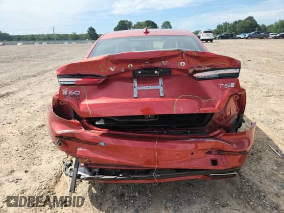 2019 Volvo S60 R-Design z VIN 7JR102FM0KG000523, wystawiony jako Copart lot #63317765 z przebiegiem 32 405 mil mil oraz Czysty tytuł • Clean title. Historia ofert i sprzedaży dostępna na DreamBid. Obrazek 6.