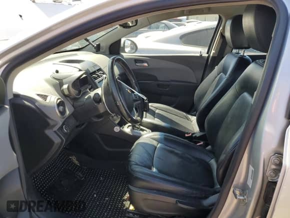 2013 Chevrolet Sonic с VIN 1G1JE6SG9D4185563, выставлен на аукционе Copart как лот 67171224 с пробегом 120 057 миль миль и Чистый • Clean title. История ставок и продаж доступна на DreamBid. Изображение 7.