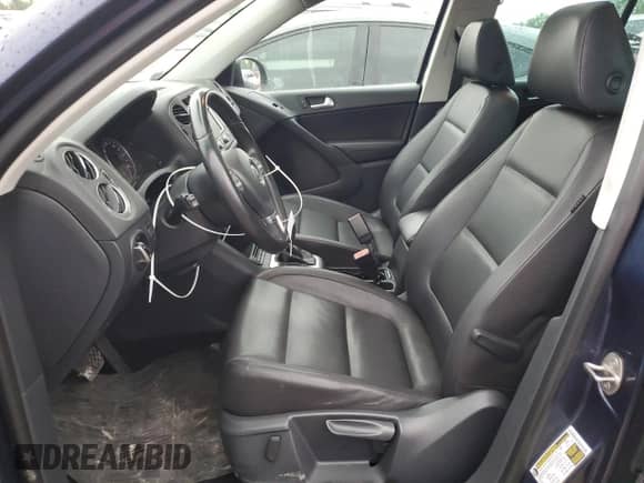 2013 Volkswagen Tiguan SE z VIN WVGAV3AX9DW056696, wystawiony jako Copart lot #54721695 z przebiegiem 108 656 mil mil oraz Szkoda całkowita • Salvage title. Historia ofert i sprzedaży dostępna na DreamBid. Obrazek 7.