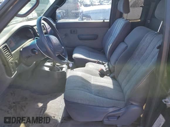 1998 Toyota Tacoma z VIN 4TAWM72N8WZ144489, wystawiony jako Copart lot #46682875 z przebiegiem 238 124 mil mil oraz Czysty tytuł • Clean title. Historia ofert i sprzedaży dostępna na DreamBid. Obrazek 7.