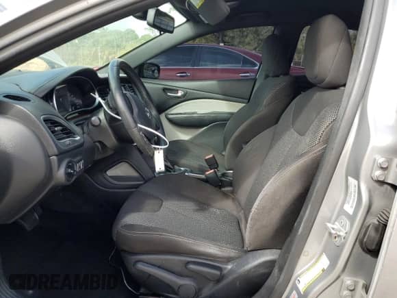 2015 Dodge Dart SXT z VIN 1C3CDFBB4FD362776, wystawiony jako Copart lot #84064445 z przebiegiem 140 045 mil mil oraz Szkoda całkowita • Salvage title. Historia ofert i sprzedaży dostępna na DreamBid. Obrazek 7.