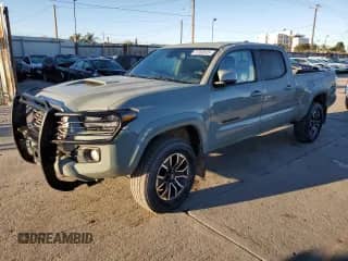 2023 Toyota Tacoma SR5 z VIN 3TMDZ5BN6PM146472, wystawiony jako Copart lot #87090535 z przebiegiem 33 152 mil mil oraz Szkoda całkowita • Salvage title. Historia ofert i sprzedaży dostępna na DreamBid. Obrazek 1.