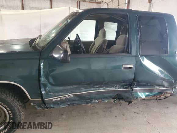 1995 GMC Sierra 1500 z VIN 2GTEC19K2S1558740, wystawiony jako Copart lot #69398185 z przebiegiem 386 899 mil mil oraz Szkoda całkowita • Salvage title. Historia ofert i sprzedaży dostępna na DreamBid. Obrazek 7.