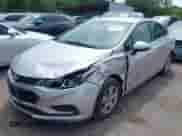 2017 Chevrolet Cruze LS z VIN 3G1BC5SM9HS573750, wystawiony jako IAAI lot #42623267 z przebiegiem 109 583 mil mil oraz . Historia ofert i sprzedaży dostępna na DreamBid. Obrazek 2.