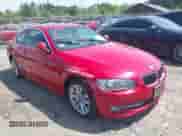 2012 BMW 3 Series 328i xDrive z VIN WBAKF5C52CE517882, wystawiony jako IAAI lot #42253280 z przebiegiem 137 634 mil mil oraz . Historia ofert i sprzedaży dostępna na DreamBid. Obrazek 1.