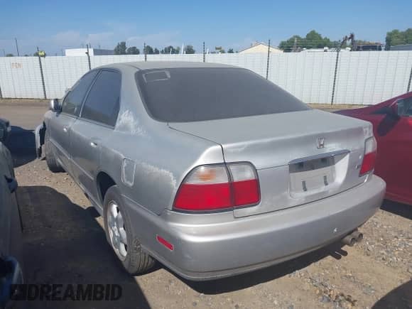 1996 Honda Accord EX z VIN 1HGCE667XTA019483, wystawiony jako IAAI lot #39625724 z przebiegiem 211 631 mil mil oraz . Historia ofert i sprzedaży dostępna na DreamBid. Obrazek 3.