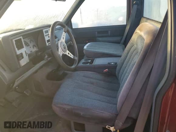 1989 GMC Sierra 1500 z VIN 1GTDC14HXKZ548889, wystawiony jako Copart lot #74876684 z przebiegiem 205 365 mil mil oraz Szkoda całkowita • Salvage title. Historia ofert i sprzedaży dostępna na DreamBid. Obrazek 7.