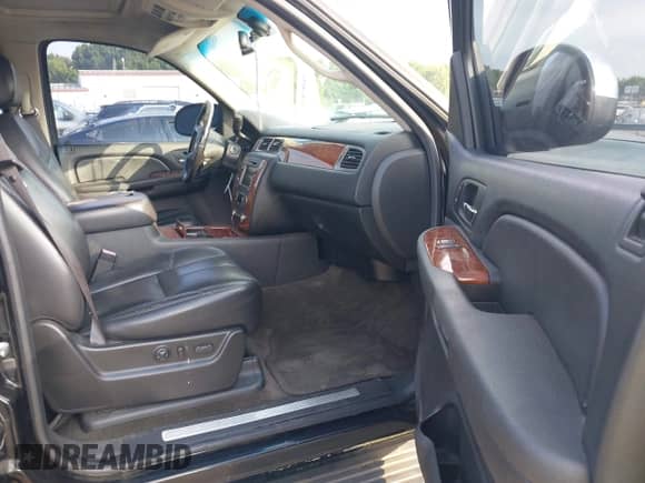 2008 Chevrolet Suburban LTZ with VIN 1GNFK16378R122767, listed as a IAAI auction lot 42689521 with 284,712 mi miles and . Bid and sale history available at DreamBid. Image 5.