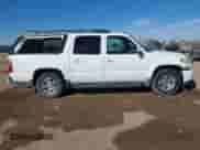 2005 Chevrolet Suburban LT z VIN 3GNEC16Z95G288863, wystawiony jako IAAI lot #41653675 z przebiegiem 309 977 mil mil oraz . Historia ofert i sprzedaży dostępna na DreamBid. Obrazek 13.