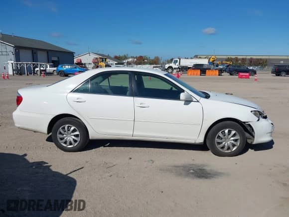 2005 Toyota Camry XLE z VIN 4T1BE32K65U595880, wystawiony jako IAAI lot #43437601 z przebiegiem 221 519 mil mil oraz . Historia ofert i sprzedaży dostępna na DreamBid. Obrazek 13.