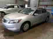 2010 Honda Accord LX z VIN 1HGCP2E35AA030907, wystawiony jako Copart lot #82470445 z przebiegiem 154 826 mil mil oraz Czysty tytuł • Clean title. Historia ofert i sprzedaży dostępna na DreamBid. Obrazek 1.