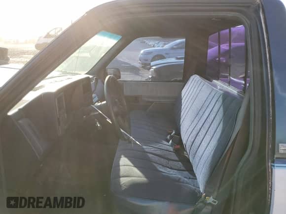 1989 GMC Sierra 1500 z VIN 1GTDC14K9KZ511666, wystawiony jako Copart lot #46428775 z przebiegiem 138 400 mil mil oraz Szkoda całkowita • Salvage title. Historia ofert i sprzedaży dostępna na DreamBid. Obrazek 7.