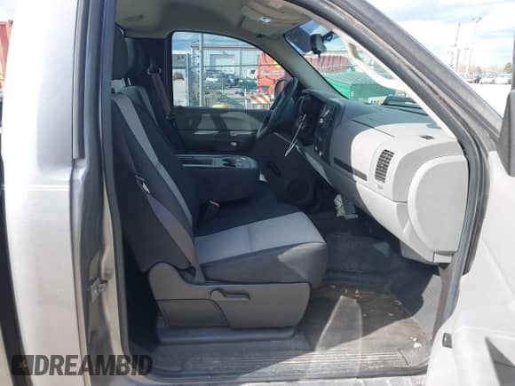 2008 GMC Sierra 1500 Work Truck z VIN 1GTEC14X48Z158827, wystawiony jako IAAI lot #42036418 z przebiegiem 124 977 mil mil oraz . Historia ofert i sprzedaży dostępna na DreamBid. Obrazek 5.