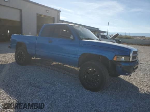 1998 Dodge 1500 z VIN 3B7HF12Z7WG108042, wystawiony jako Copart lot #74530764 z przebiegiem 249 992 mil mil oraz Czysty tytuł • Clean title. Historia ofert i sprzedaży dostępna na DreamBid. Obrazek 4.