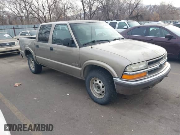 2001 Chevrolet S-10 LS with VIN 1GCDT13W81K222001, listed as a IAAI auction lot 41255006 with 187,012 mi miles and . Bid and sale history available at DreamBid. Image 1.