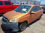 2007 Chevrolet Aveo LS z VIN KL1TD56677B163356, wystawiony jako IAAI lot #42488257 z przebiegiem 158 109 mil mil oraz . Historia ofert i sprzedaży dostępna na DreamBid. Obrazek 2.