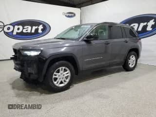 2024 Jeep Grand Cherokee Laredo z VIN 1C4RJHAG5R8954563, wystawiony jako Copart lot #70363835 z przebiegiem 45 084 mil mil oraz Czysty tytuł • Clean title. Historia ofert i sprzedaży dostępna na DreamBid. Obrazek 1.
