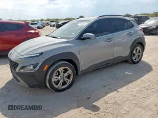 2023 Hyundai Kona SEL с VIN KM8K6CAB2PU061079, выставлен на аукционе Copart как лот 84817295 с пробегом 44 278 миль миль и Списание • Salvage title. История ставок и продаж доступна на DreamBid. Изображение 1.