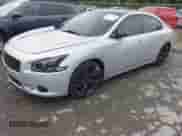 2014 Nissan Maxima S z VIN 1N4AA5AP3EC495087, wystawiony jako IAAI lot #43122516 z przebiegiem 122 886 mil mil oraz . Historia ofert i sprzedaży dostępna na DreamBid. Obrazek 2.