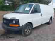2005 Chevrolet Express Cargo z VIN 1GCFG15X951101878, wystawiony jako IAAI lot #42218005 z przebiegiem 374 603 mil mil oraz . Historia ofert i sprzedaży dostępna na DreamBid. Obrazek 2.
