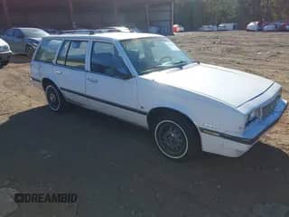 1984 Chevrolet Cavalier z VIN 1G1AD35P0EJ118687, wystawiony jako IAAI lot #43508689 z przebiegiem 887 672 mil mil oraz . Historia ofert i sprzedaży dostępna na DreamBid. Obrazek 1.