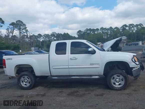 2010 GMC Sierra 1500 SLE with VIN 1GTSKVE39AZ150981, listed as a IAAI auction lot 43335112 with 208,212 mi miles and . Bid and sale history available at DreamBid. Image 13.