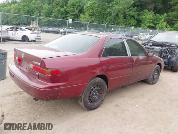 1997 Toyota Camry LE z VIN 4T1BF22K8VU005878, wystawiony jako IAAI lot #42447380 z przebiegiem 180 256 mil mil oraz . Historia ofert i sprzedaży dostępna na DreamBid. Obrazek 4.