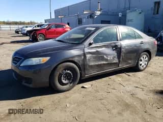 2010 Toyota Camry LE с VIN 4T1BF3EK0AU572940, выставлен на аукционе Copart как лот 82462925 с пробегом 172 053 миль миль и Списание • Salvage title. История ставок и продаж доступна на DreamBid. Изображение 1.