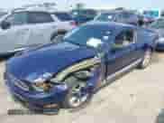 2010 Ford Mustang V6 z VIN 1ZVBP8AN8A5101608, wystawiony jako IAAI lot #42347225 z przebiegiem 54 680 mil mil oraz . Historia ofert i sprzedaży dostępna na DreamBid. Obrazek 2.