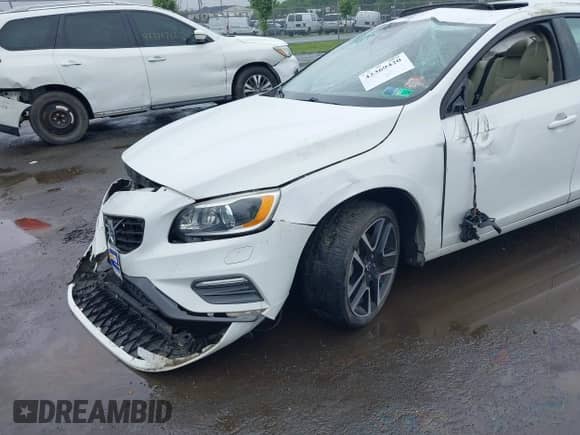 2017 Volvo S60 Dynamic z VIN YV140MTL6H2437364, wystawiony jako IAAI lot #42369420 z przebiegiem 93 442 mil mil oraz . Historia ofert i sprzedaży dostępna na DreamBid. Obrazek 6.