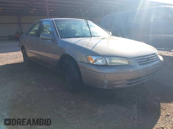 1999 Toyota Camry LE z VIN 4T1BG28K5XU538004, wystawiony jako IAAI lot #43466396 z przebiegiem 253 045 mil mil oraz . Historia ofert i sprzedaży dostępna na DreamBid. Obrazek 1.