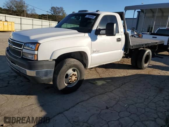 2005 Chevrolet Silverado 3500 z VIN 1GBJK34215E323290, wystawiony jako Copart lot #77024944 z przebiegiem 332 053 mil mil oraz Szkoda całkowita • Salvage title. Historia ofert i sprzedaży dostępna na DreamBid. Obrazek 1.