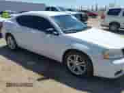 2012 Dodge Avenger SE z VIN 1C3CDZAG5CN313011, wystawiony jako IAAI lot #42413431 z przebiegiem 148 308 mil mil oraz . Historia ofert i sprzedaży dostępna na DreamBid. Obrazek 1.