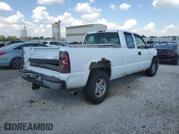 2004 Chevrolet Silverado 1500 Work Truck with VIN 1GCEC19Z74Z276603, listed as a Copart auction lot 70582324 with 211,118 mi miles and Salvage title. Bid and sale history available at DreamBid. Image 3.