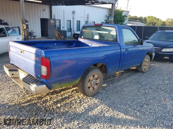 1998 Nissan Frontier XE z VIN 1N6DD21S6WC340579, wystawiony jako IAAI lot #42727433 z przebiegiem Nie podano mil oraz . Historia ofert i sprzedaży dostępna na DreamBid. Obrazek 4.