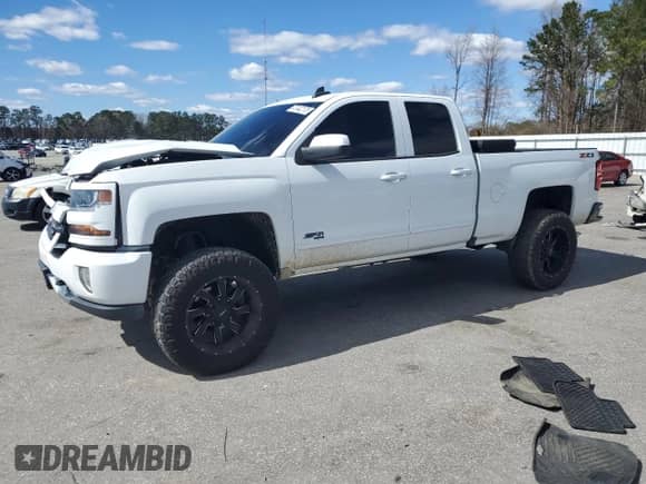 2017 Chevrolet Silverado 1500 LT z VIN 1GCVKRECXHZ138109, wystawiony jako Copart lot #47442175 z przebiegiem 144 531 mil mil oraz Szkoda całkowita • Salvage title. Historia ofert i sprzedaży dostępna na DreamBid. Obrazek 1.