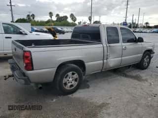 2007 Chevrolet Silverado 1500 Work Truck z VIN 1GCEC19X27Z184222, wystawiony jako Copart lot #83969195 z przebiegiem 340 111 mil mil oraz Szkoda całkowita • Salvage title. Historia ofert i sprzedaży dostępna na DreamBid. Obrazek 3.