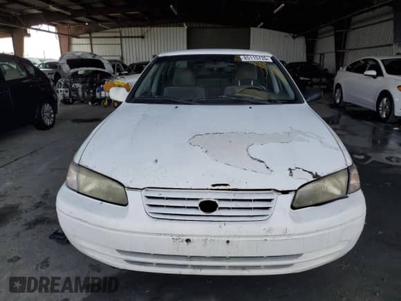 1998 Toyota Camry LE z VIN 4T1BG22K0WU327459, wystawiony jako Copart lot #85115735 z przebiegiem 359 604 mil mil oraz Czysty tytuł • Clean title. Historia ofert i sprzedaży dostępna na DreamBid. Obrazek 5.