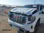 2023 GMC Sierra 1500 Denali z VIN 3GTUUGED4PG345211, wystawiony jako IAAI lot #42995625 z przebiegiem 63 396 mil mil oraz . Historia ofert i sprzedaży dostępna na DreamBid. Obrazek 6.